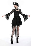 Sort goth skjorte/bluse
Dekorativt blondestof
Corset-inspirerede detaljer
Snøringsdetaljer
Lange, dramatiske flare-/klokkeærmer
Lagdelte ærmeafslutninger
Feminint dark romantic udtryk
Perfekt til goth, punk, rock og alternativ stil